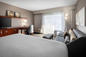 King Room with Sofa Bed room in Courtyard San Francisco Larkspur Landing/Marin County