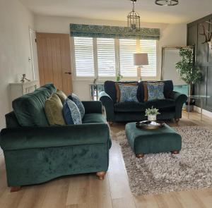 South Coast New Forest Holiday Home-4 Bed-Sleeps 8-Spacious-Parking-EV Dock-Large Garden-Playground-Great for Families-Groups-Professionals