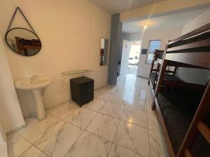 Remar Suítes 01 - Melhor localização do Guarujá e perto da praia!