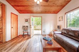 Petite Chalet with deck near Loch Lomond!