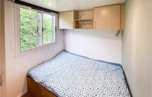 Gorgeous Home In Tzummarum With Wifi