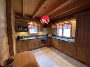 Chalet cosy 9 pers, 100m des pistes et 300m des commerces, avec WIFI et balcon sud-ouest - FR-1-733-152