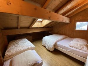 Chalets Chalet cosy 9 pers, 100m des pistes et 300m des commerces, avec WIFI et balcon sud-ouest - FR-1-733-152 : photos des chambres