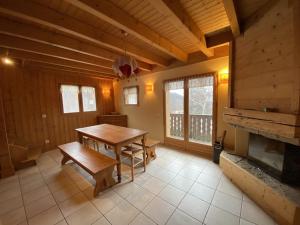 Chalet cosy 9 pers, 100m des pistes et 300m des commerces, avec WIFI et balcon sud-ouest - FR-1-733-152