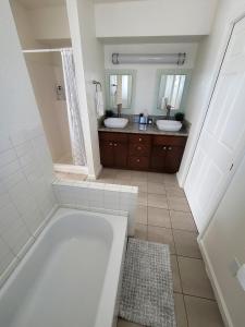 4 Bedrooms & 2.5 Bathrooms in LA