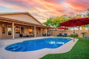 Luxe Phoenix Getaway (heated pool, mountain view) - Ahwatukee