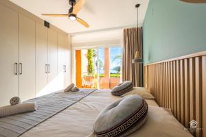Apartment Los Molinos on the beachfront with pool