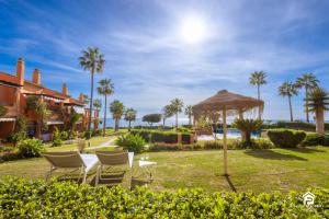 Apartment Los Molinos on the beachfront with pool
