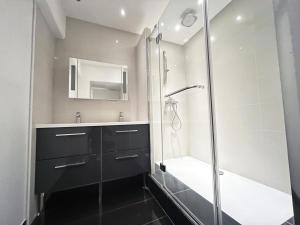 166 - Urban Luxury Apartment in Center of Paris