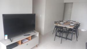 Apart Verdemar Confort com 3 quartos para ate 8 pessoas moderno e funcional e apenas poucos passos da praia