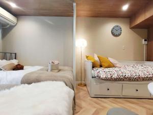 新宿 シングルルーム 複数ベッド、キッチン、ダイニングテーブル完備、短期、中期滞在に最適。