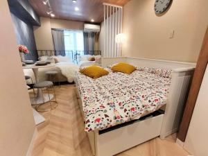 新宿 シングルルーム 複数ベッド、キッチン、ダイニングテーブル完備、短期、中期滞在に最適。