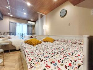 新宿 シングルルーム 複数ベッド、キッチン、ダイニングテーブル完備、短期、中期滞在に最適。