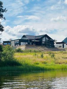 Lakefront Villa, exclusive leisure property near Vrådal Golf, Straand Summerland & Panorama Ski center
