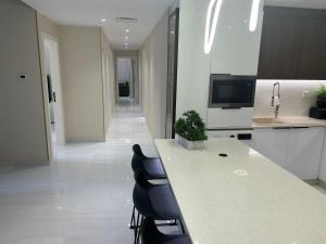 USMANS 4BDRM APARTMENT SEA VIEW Direct BEACH Access Fully Serviced JBR