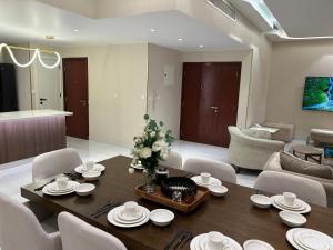 USMANS 4BDRM APARTMENT SEA VIEW Direct BEACH Access Fully Serviced JBR