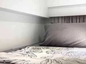 A2J Luxury 2BR BGC Suite Near High Street, Malls