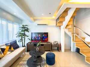 A2J Luxury 2BR BGC Suite Near High Street, Malls