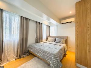 A2J Luxury 2BR BGC Suite Near High Street, Malls
