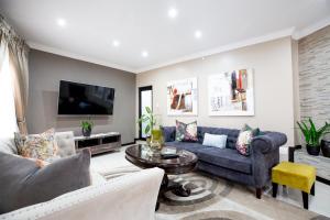 URlyfstyle 5 bedrooms 10km from OR Tambo Int Airport