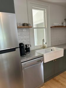 Cozy 2 bedroom cottage - Newly renovated, perfect location for best of Ballarat