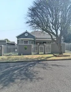 Fancy Pansy 4.2 Room 1 only : Spacious 1 bedroom house - Primrose