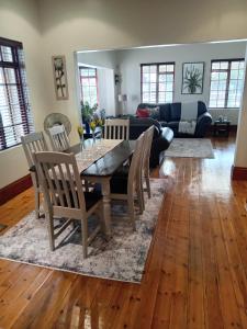 Fancy Pansy 4.2 Room 1 only : Spacious 1 bedroom house