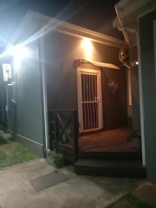 Fancy Pansy 4.2 Room 1 only : Spacious 1 bedroom house