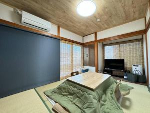 CalmbaseGARAGE ツーリング最適 愛車と泊まる古民家 1階ガレージで雨も安心 水回りフルリノベで女性も快適な清潔宿