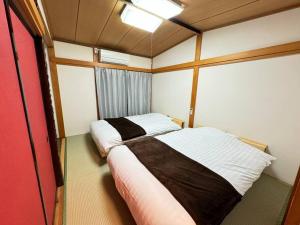 CalmbaseGARAGE ツーリング最適 愛車と泊まる古民家 1階ガレージで雨も安心 水回りフルリノベで女性も快適な清潔宿