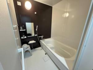 CalmbaseGARAGE ツーリング最適 愛車と泊まる古民家 1階ガレージで雨も安心 水回りフルリノベで女性も快適な清潔宿