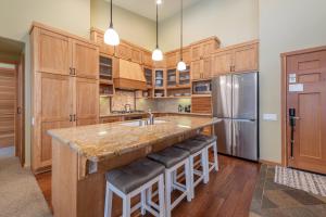 Ski In Ski Out VIP Palisades Condo 200ft to KT-22 Hot Tubs in Original Squaw Valley Lodge
