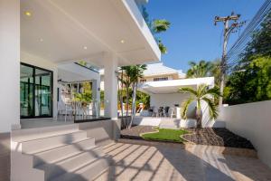 Stunning villa with pool and tropical garden