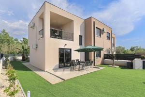 Villa Tri Palme with heated pool