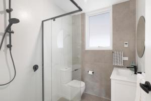 The Elements l Earth l 4 Stunning Apartments each with Private Outdoor Dining l Walk to the Beach l Event Friendlyl Wifi l Netflix l Outdoor Shower l Communal BBQ Pavilion and Lawn Area l