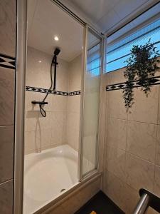 Luxe woonboot in de natuur aan doorgaand vaarwater