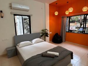 Autumn: 1Bhk with Bathtub at Koregaon Park