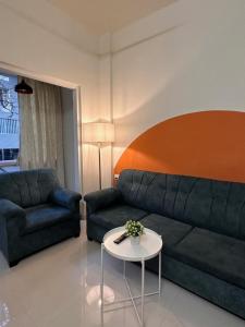 Autumn: 1Bhk with Bathtub at Koregaon Park