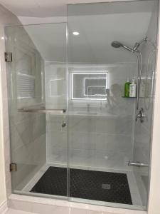 Two-bedroom Suite with King Bed-4 Minutes to The Falls