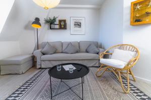 Hafenkoje mit Blick über Hafen und Altstadt