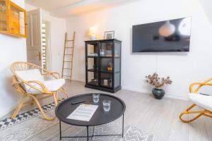 Hafenkoje mit Blick über Hafen und Altstadt