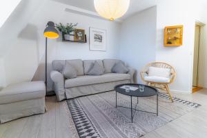 Hafenkoje mit Blick über Hafen und Altstadt