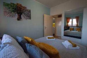 Yellow Sky ApartmentSpacious with free parking