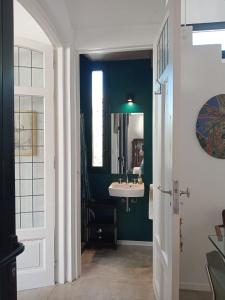 Habitación con baño uso exclusivo en una casa compartida en primer piso por escalera