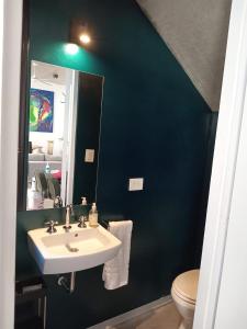 Habitación con baño uso exclusivo en una casa compartida en primer piso por escalera