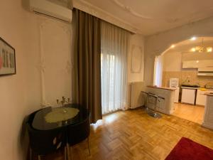 Apartment with Balcony and AC next to Danube