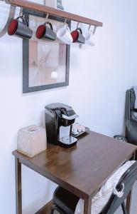 Uptown area, Cozy king Suite, quiet and private, free parking, walk to restaurants