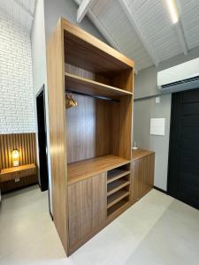 Apartamento studio novo e completo em Praia do Forte! 900m da Vila!