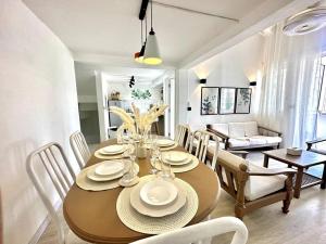 3 Bedroom Beachside apartment - 30 Secs from beach