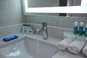 Holiday Inn Express & Suites Toronto Airport West by IHG